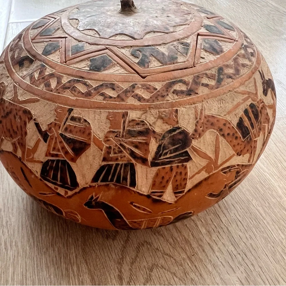VINTAGE HAND‎ CARVED PERUVIAN GOURD FOLK ART / SOUTH AMERICAN ART